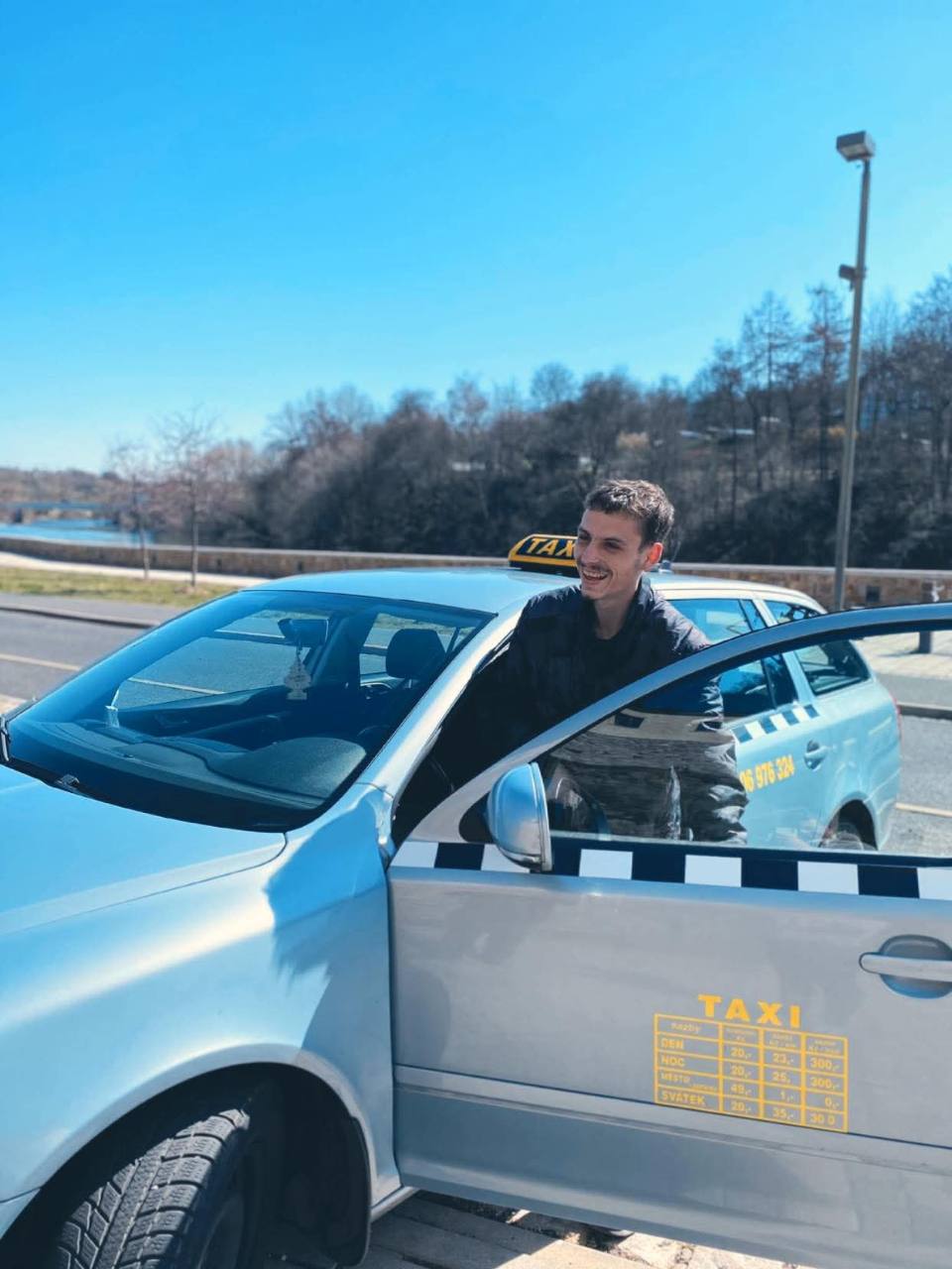 Jakub Chroust u vozu vlastní taxislužby
