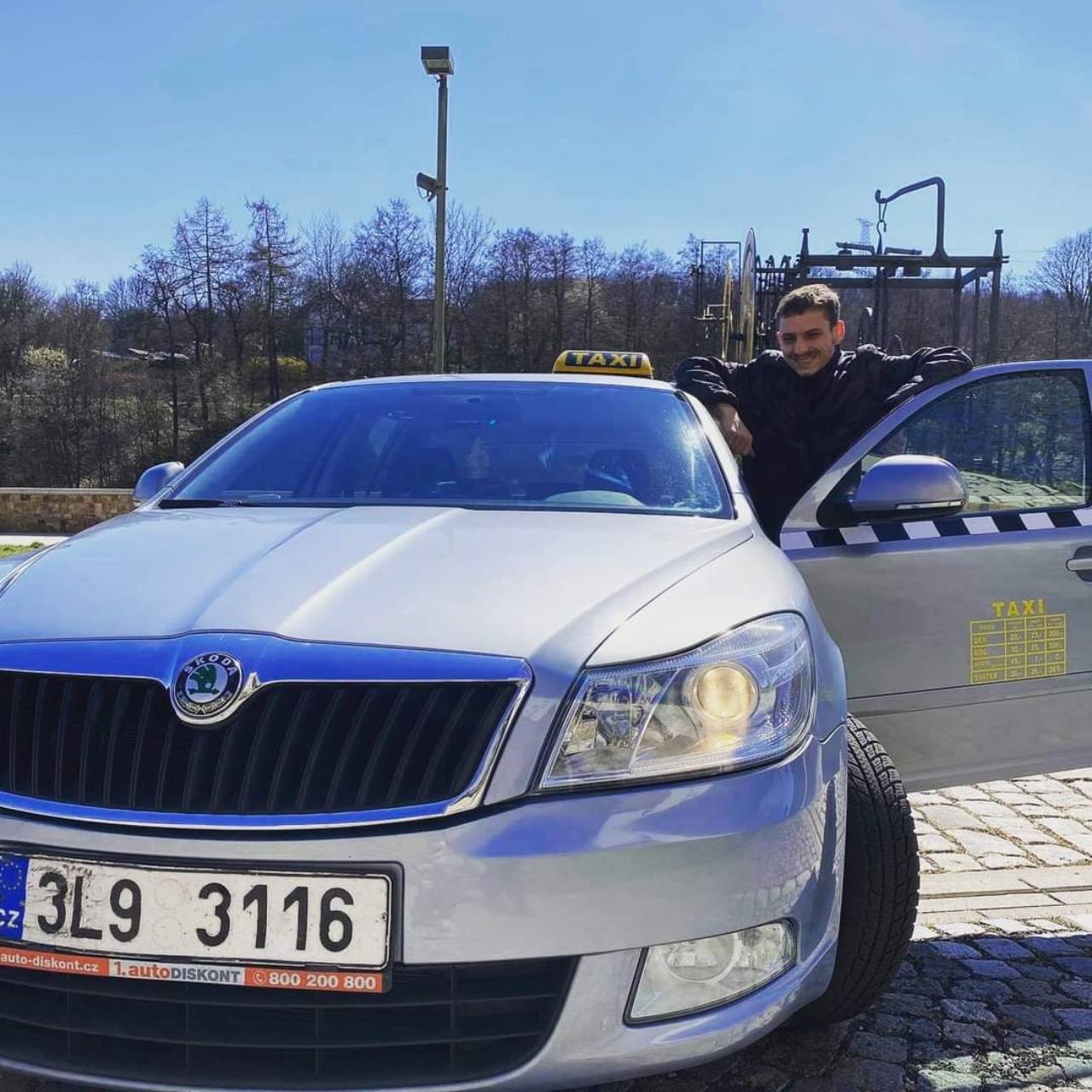 Jakub Chroust s vozem taxi během běžného provozu